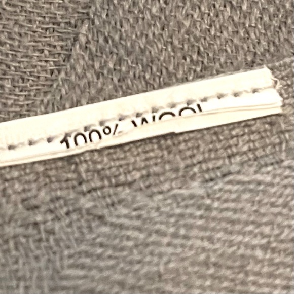 Peter Nygard 100% wool scarf - Picture 6 of 6